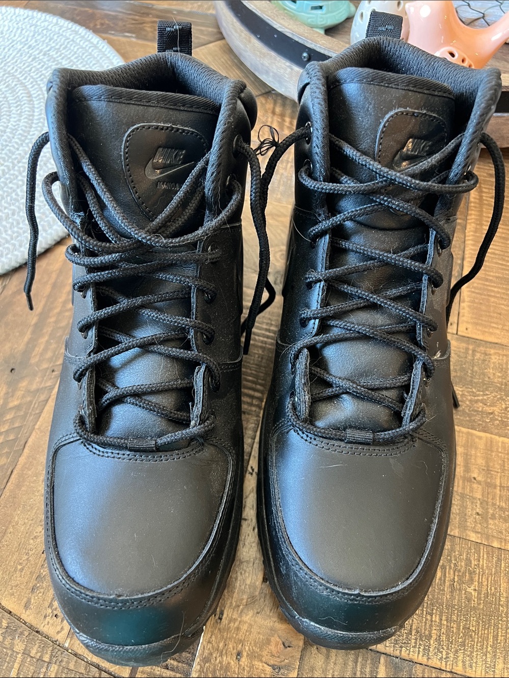Nike mens Manoa Leather Boots. Lace-Up Front